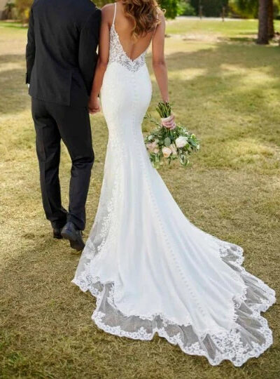 Never worn gorgeous trim minimalistic but not simple Stella York wedding dress