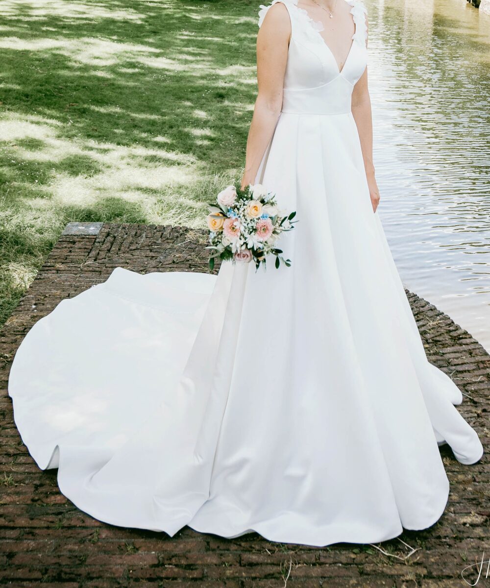 Stella York, customized met asymettische strik en 3D bloemen + Poirier sluier en petticoat