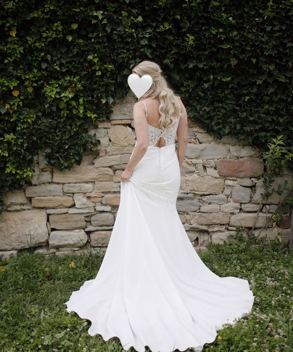 White one Bridal by Pronovias // Zeemeermin-trouwjurk met V-hals en smalle bandjes