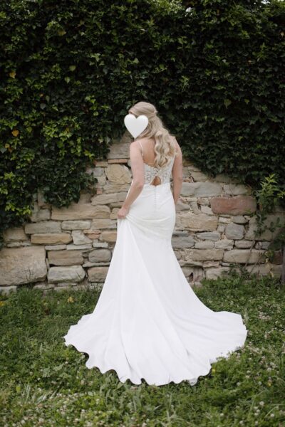 White one Bridal by Pronovias // Zeemeermin-trouwjurk met V-hals en smalle bandjes