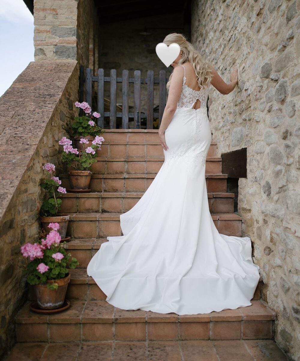 White one Bridal by Pronovias // Zeemeermin-trouwjurk met V-hals en smalle bandjes