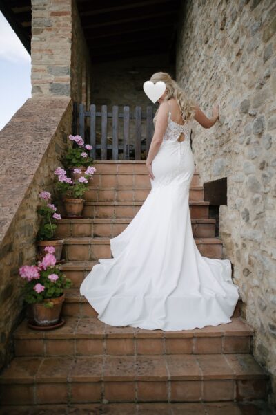 White one Bridal by Pronovias // Zeemeermin-trouwjurk met V-hals en smalle bandjes