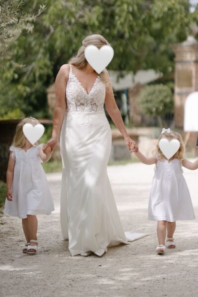 White one Bridal by Pronovias // Zeemeermin-trouwjurk met V-hals en smalle bandjes