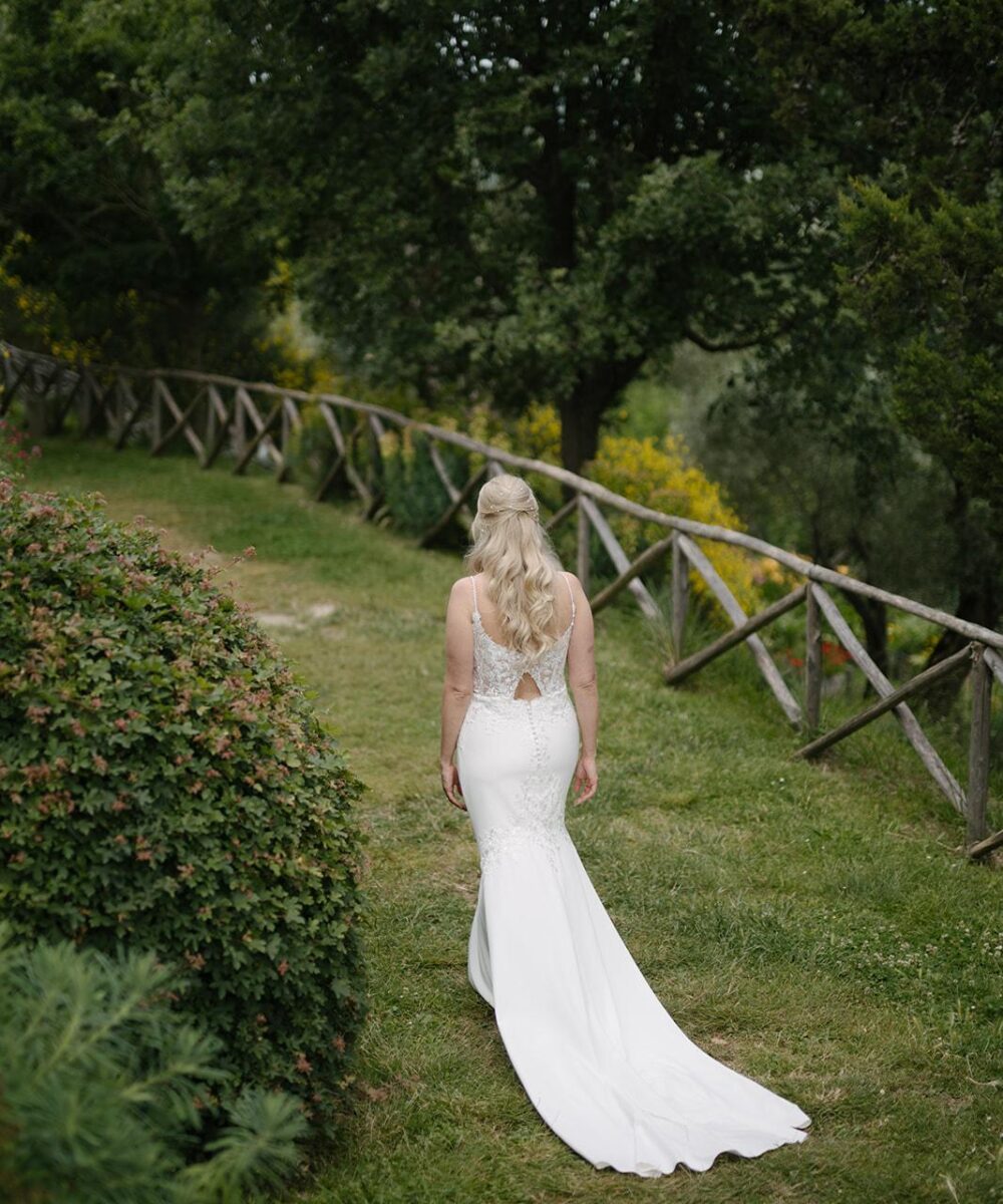 White one Bridal by Pronovias // Zeemeermin-trouwjurk met V-hals en smalle bandjes