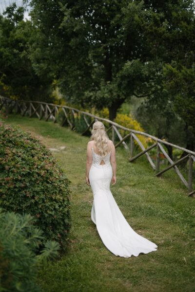 White one Bridal by Pronovias // Zeemeermin-trouwjurk met V-hals en smalle bandjes