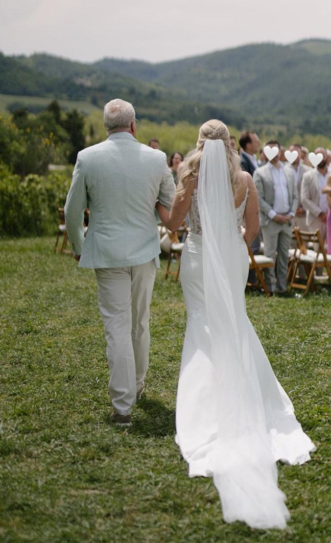 White one Bridal by Pronovias // Zeemeermin-trouwjurk met V-hals en smalle bandjes